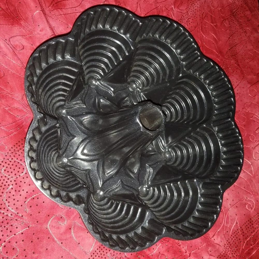 VINTAGE NORDIC WARE GRAY/GREEN BUNDT PAN FIESTA PARTY